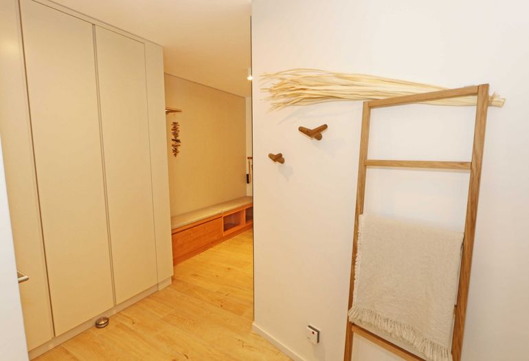 heller Flur mit Schrank