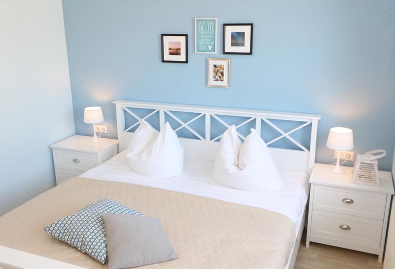 1. Schlafzimmer mit Doppelbett (1,80 m x 2,00 m) 1. Schlafzimmer mit Doppelbett (1,80 m x 2,00 m)