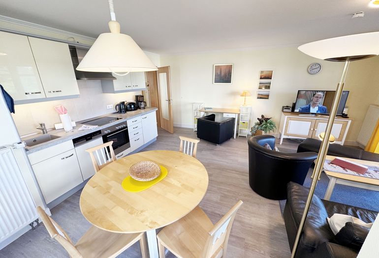 Küchenzeile mit Esstisch für gemeinsames Essen