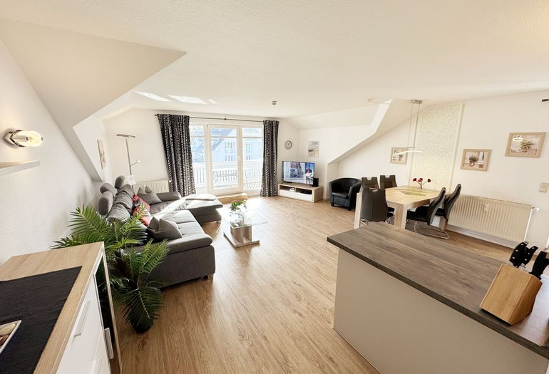 gemütlicher Wohn-und Essbereich mit Küchenzeile gemütlicher Wohn-und Essbereich mit Küchenzeile