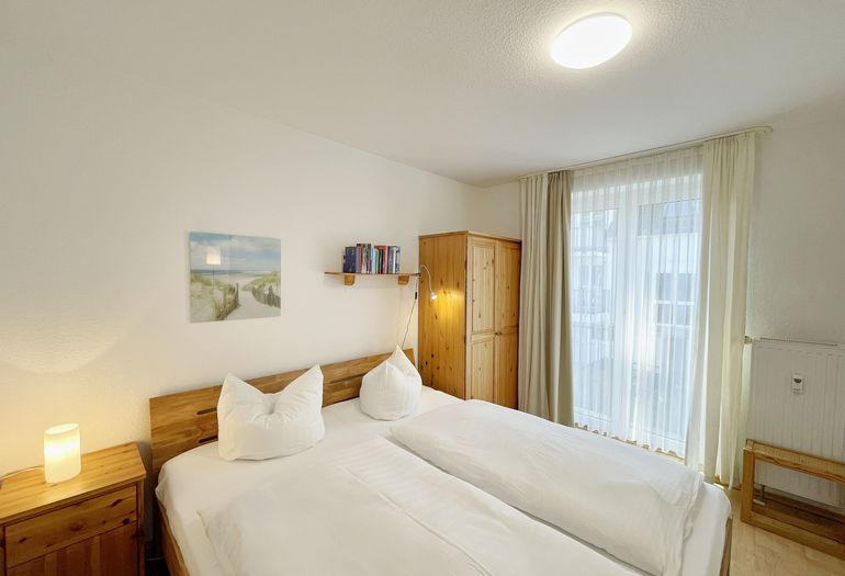 Schlafzimmer mit Kleiderschrank