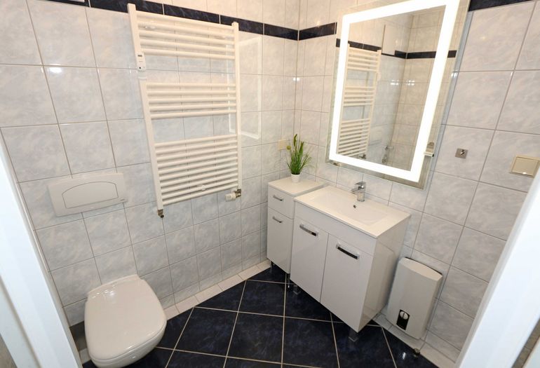 Badezimmer mit WC und Waschbecken