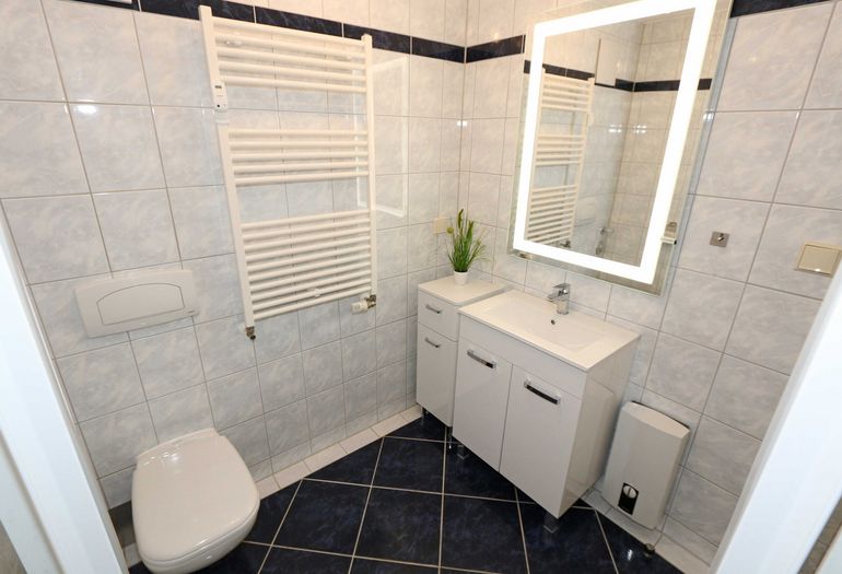 Badezimmer mit WC und Waschbecken Badezimmer mit WC und Waschbecken