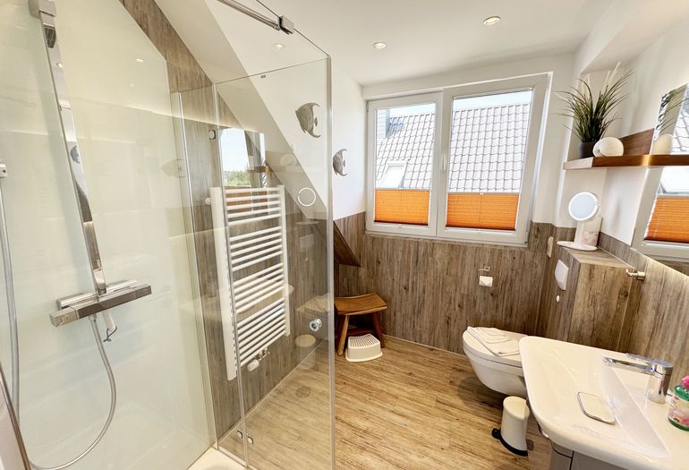 2. Tageslichtbad mit ebenerdiger Klarglasdusche 2. Tageslichtbad mit ebenerdiger Klarglasdusche