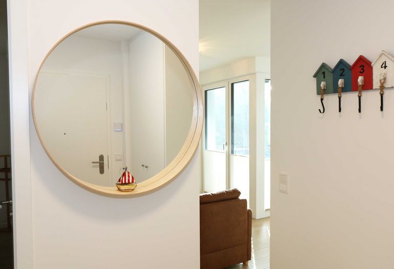 Flurbereich mit kleinem Spiegel Flurbereich mit kleinem Spiegel