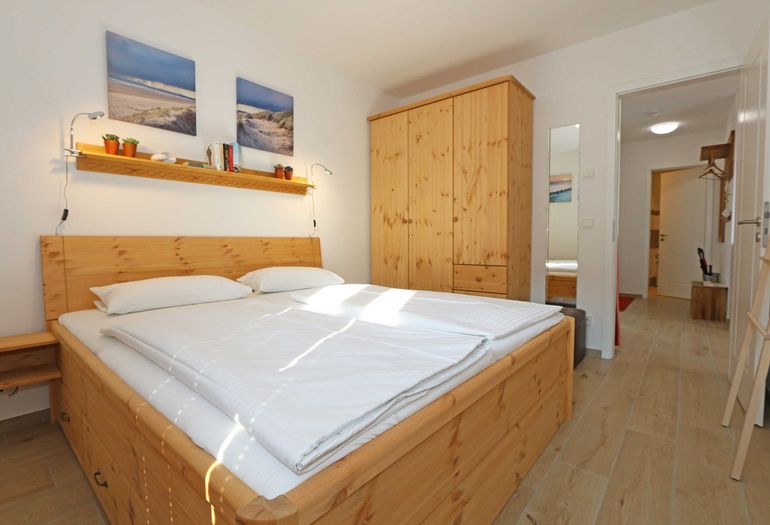 Schlafzimmer mit Doppelbett