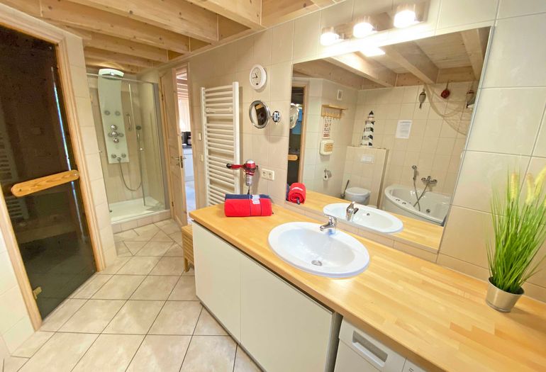 großes Badezimmer mit Waschbecken
