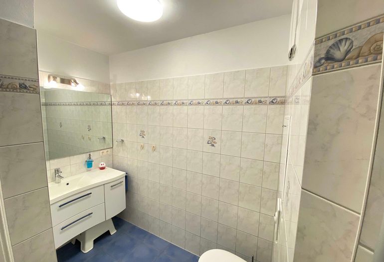 1. Badezimmer mit Waschbecken