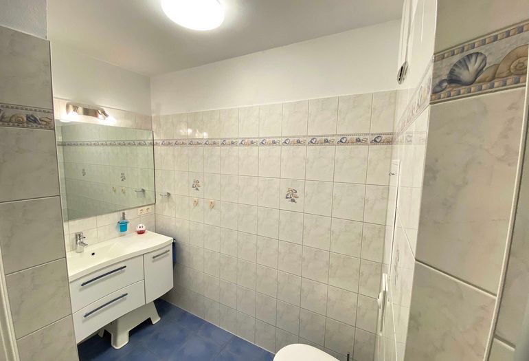 1. Badezimmer mit Waschbecken 1. Badezimmer mit Waschbecken