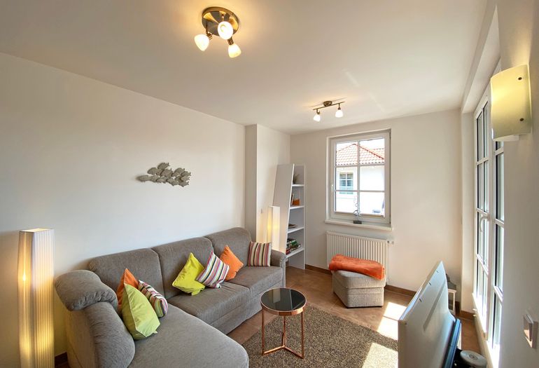 Wohnzimmer mit gemütlicher Couch Wohnzimmer mit gemütlicher Couch