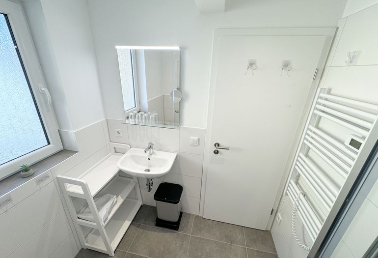 Badezimmer mit Handtuchtrockner Badezimmer mit Handtuchtrockner