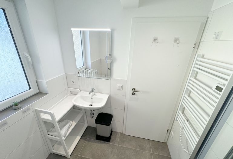 Badezimmer mit Handtuchtrockner Badezimmer mit Handtuchtrockner
