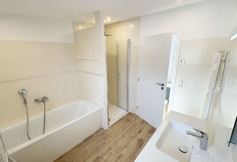 Badezimmer mit Badewanne