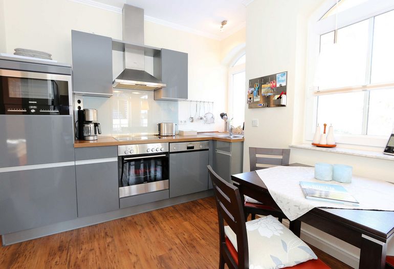 moderne Küchenzeile mit Backofen moderne Küchenzeile mit Backofen