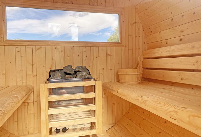 Innenansicht der Fasssauna Innenansicht der Fasssauna