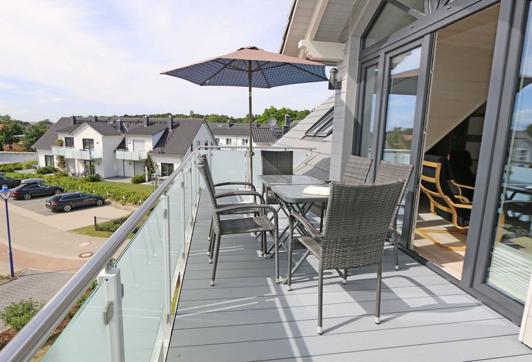 bestuhlter Balkon in ruhiger Lage