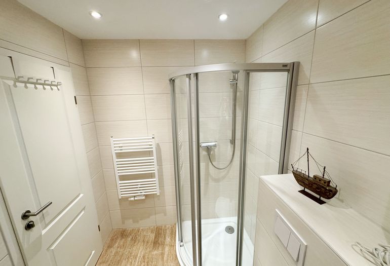 Dusche mit flachem Duscheinstieg