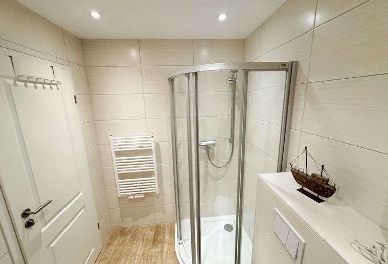 Dusche mit flachem Duscheinstieg