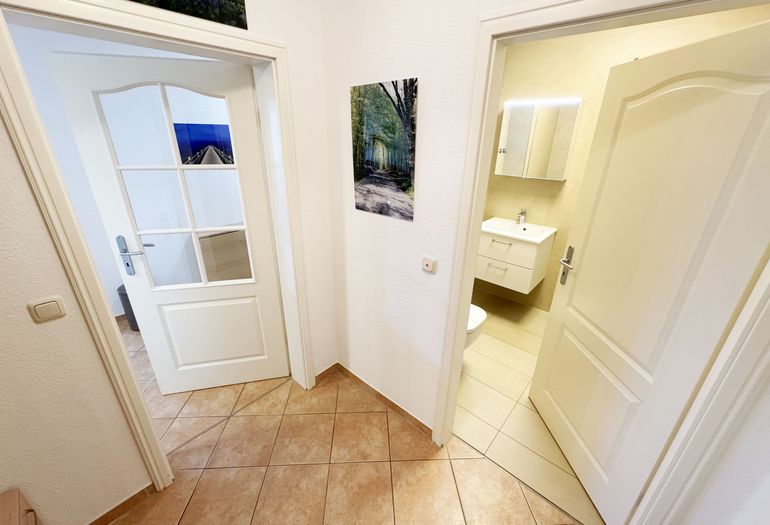 Flurbereich mit Blick ins Badezimmer