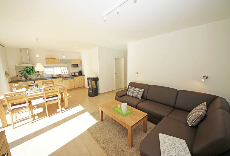 Küchenzeile mit Wohn- und Essbereich