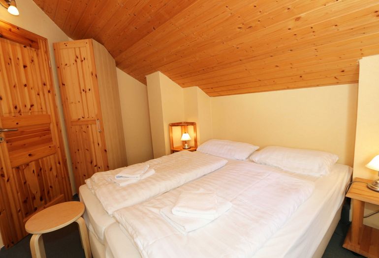 1. Schlafzimmer mit Kleiderschrank