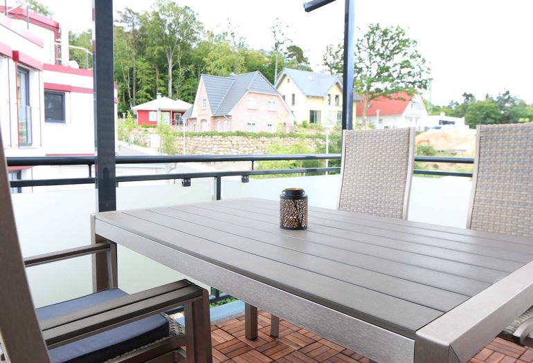 bestuhlter Balkon in ruhiger Lage