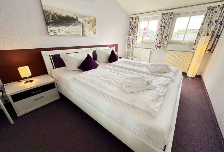 Seepark Sellin Haus Baabe - 1. Schlafzimmer mit Doppelbett Seepark Sellin Haus Baabe - 1. Schlafzimmer mit Doppelbett