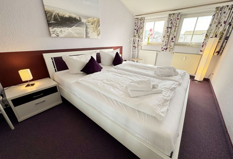 Seepark Sellin Haus Baabe - 1. Schlafzimmer mit Doppelbett Seepark Sellin Haus Baabe - 1. Schlafzimmer mit Doppelbett