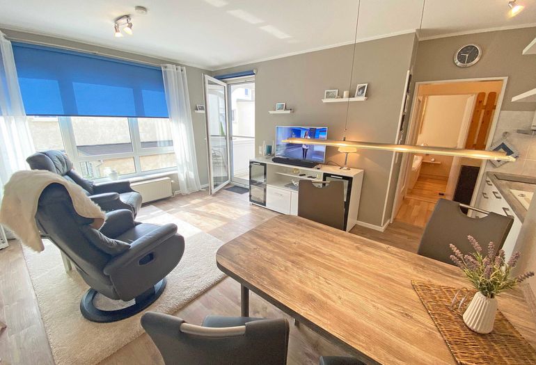 Esstisch mit Blick zum TV