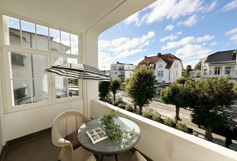 Balkon mit Sonnenschirm