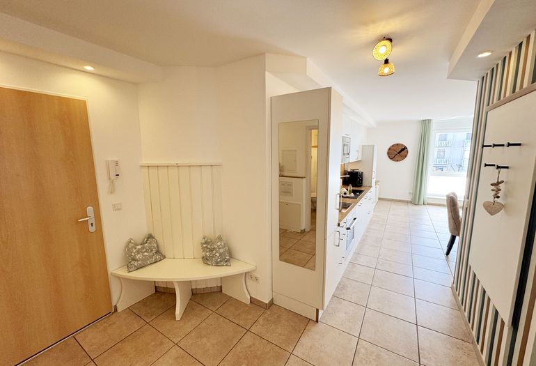 Eingangsbereich mit Garderobe und Sitzbank Eingangsbereich mit Garderobe und Sitzbank