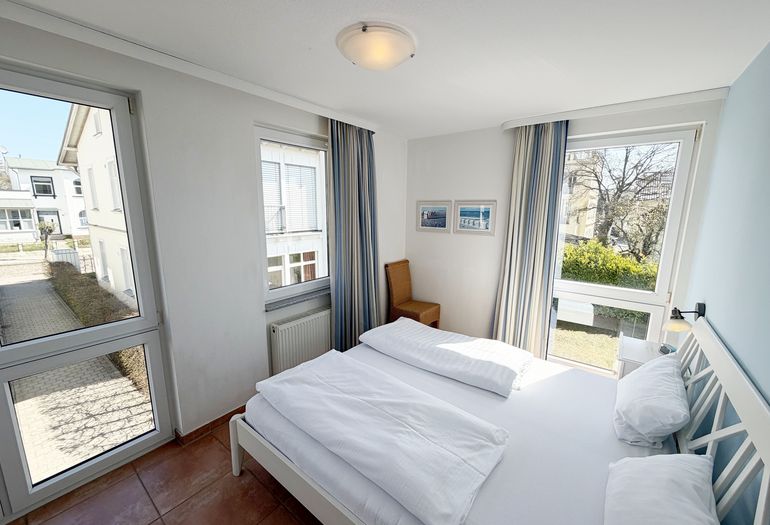 Schlafzimmer mit Doppelbett und Nachttischen Schlafzimmer mit Doppelbett und Nachttischen