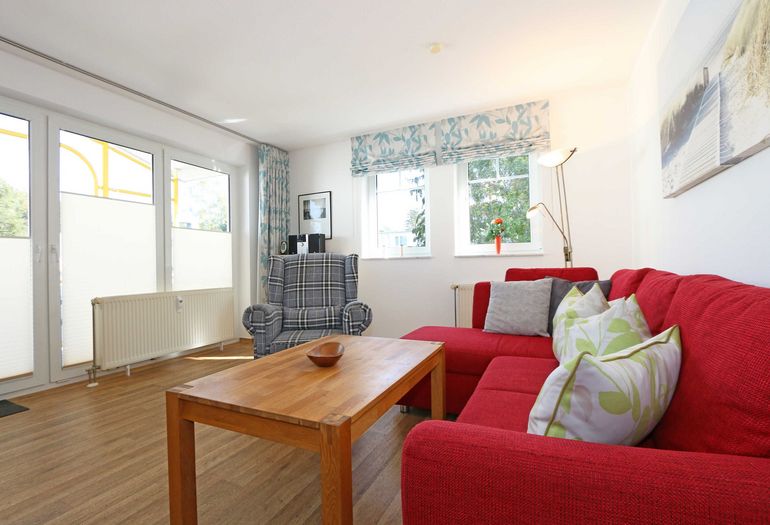 Wohnzimmer mit Tisch und Sessel Wohnzimmer mit Tisch und Sessel