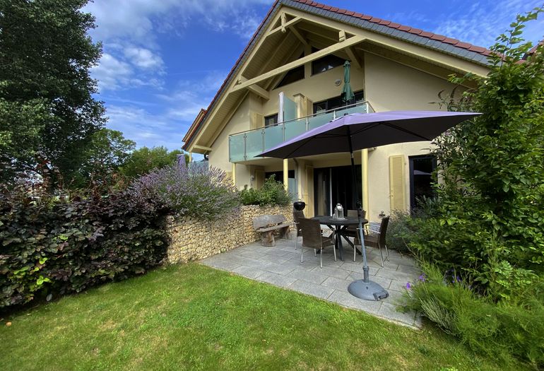 bestuhlte Terrasse mit Gartenanteil