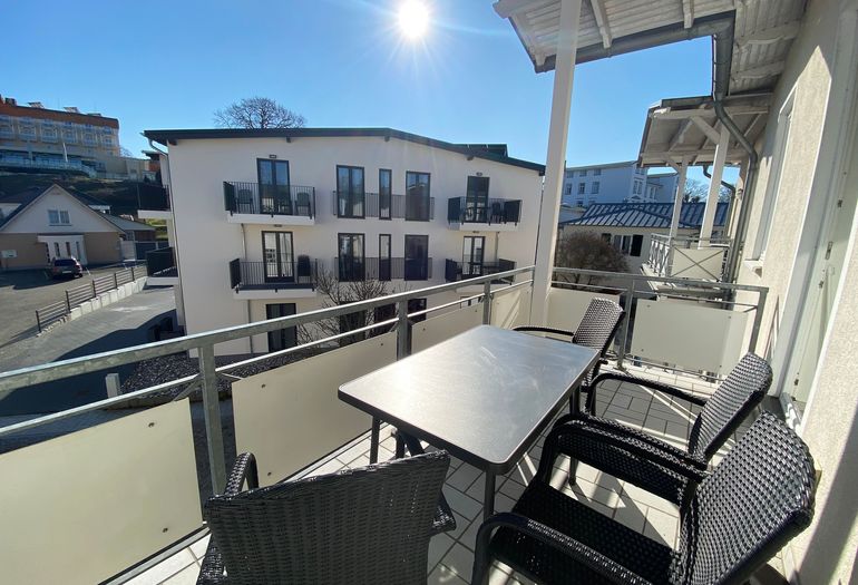 bestuhlter Balkon