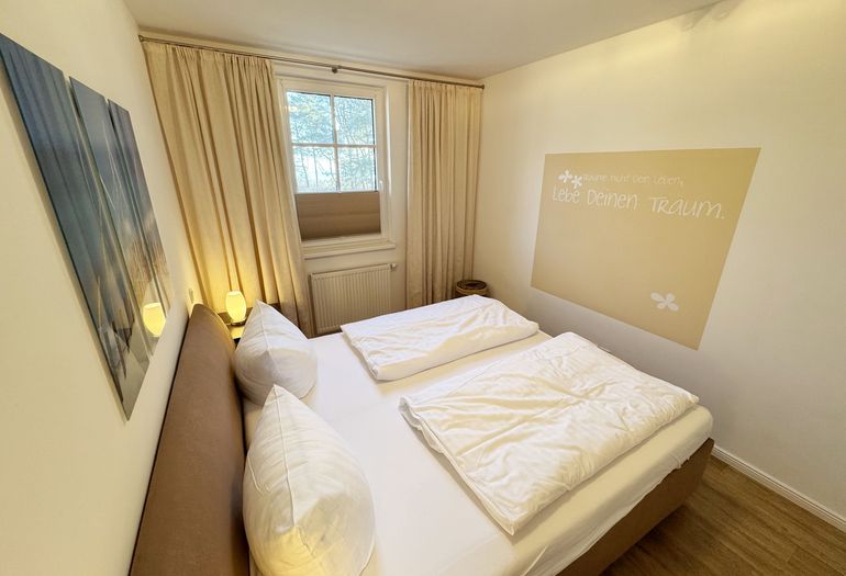 Schlafzimmer mit Doppelbett