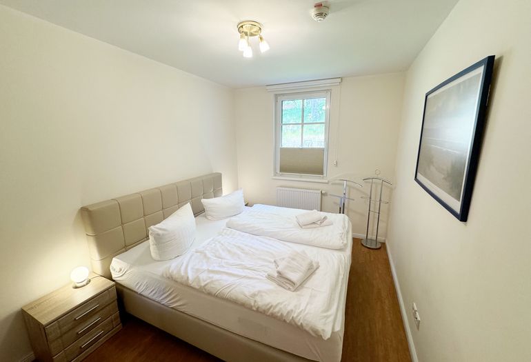 Schlafzimmer mit Verdunklungsmöglichkeit Schlafzimmer mit Verdunklungsmöglichkeit