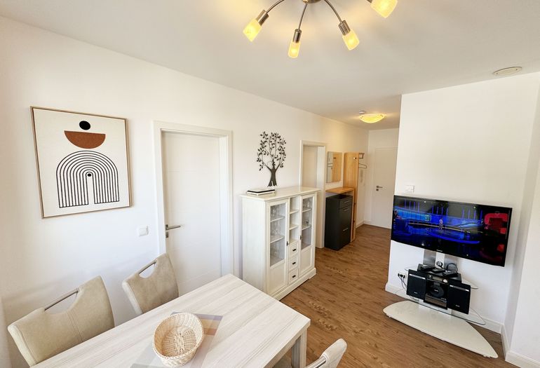 Essplatz mit Sicht zum Flur