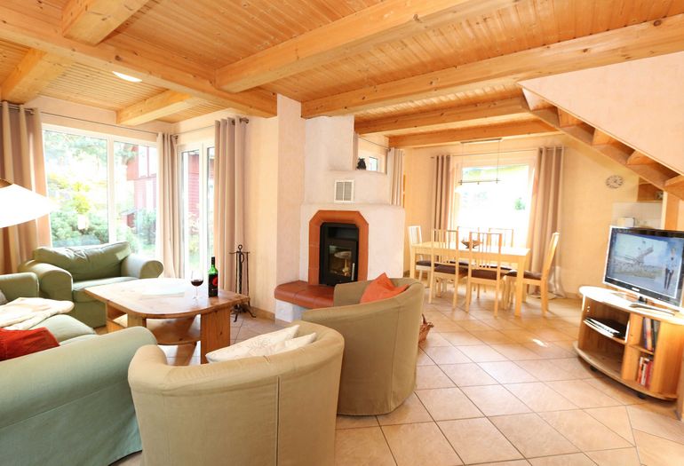 Wohnbereich mit Kamin und TV