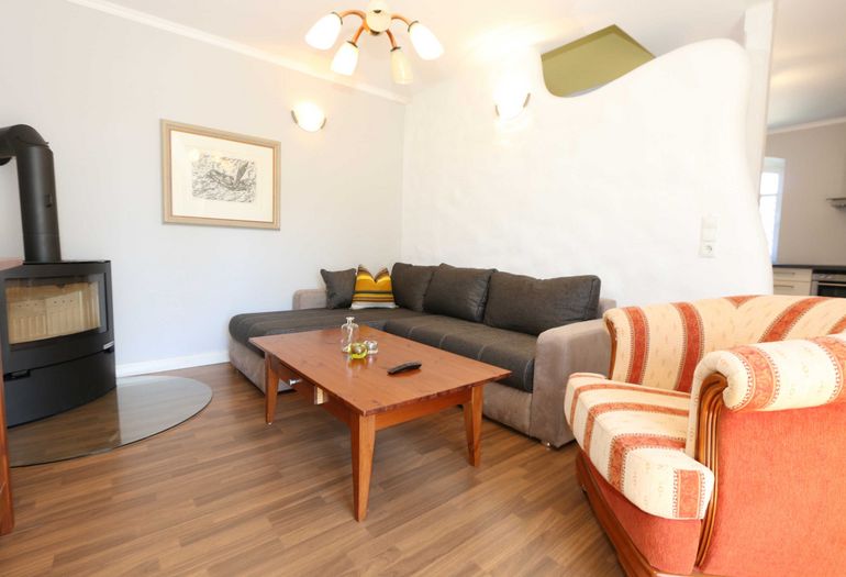 Wohnbereich mit Couch und Sessel Wohnbereich mit Couch und Sessel