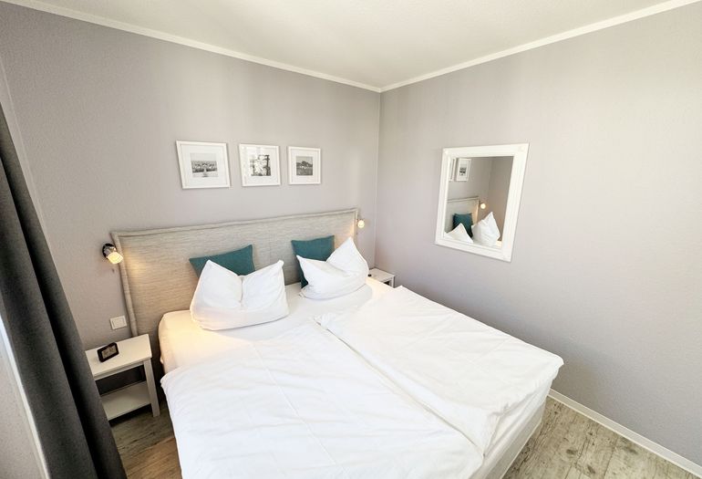 Schlafzimmer mit Boxspringbett und komfortablem Topper