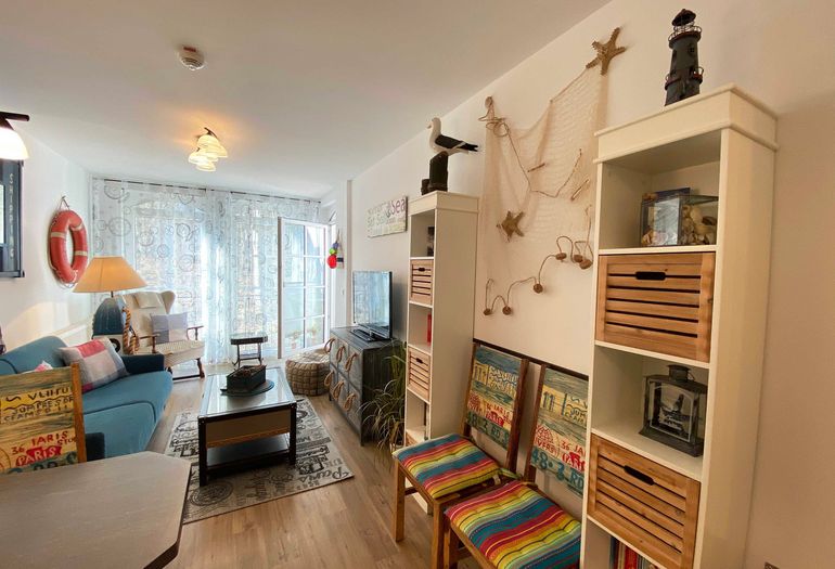 Wohnzimmer mit Couch und TV Wohnzimmer mit Couch und TV