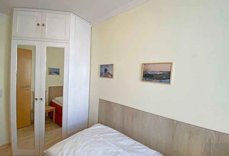 2. Schlafzimmer mit Kleiderschrank 2. Schlafzimmer mit Kleiderschrank