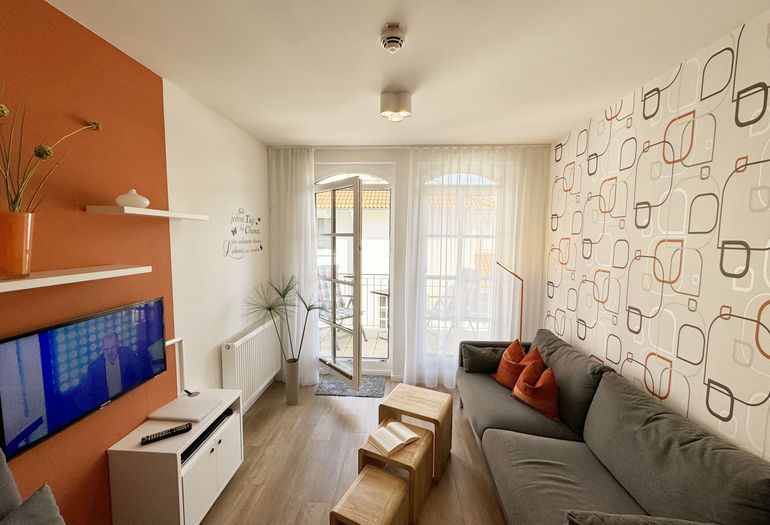 Wohnbereich mit Zugang auf den Balkon