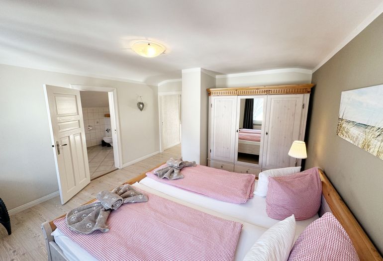 1. Schlafzimmer mit Doppelbett 1. Schlafzimmer mit Doppelbett