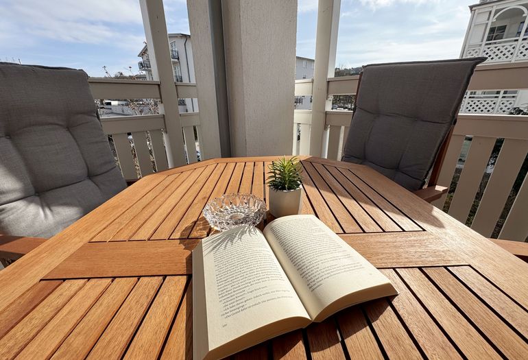 bestuhlter Balkon in ruhiger Lage bestuhlter Balkon in ruhiger Lage