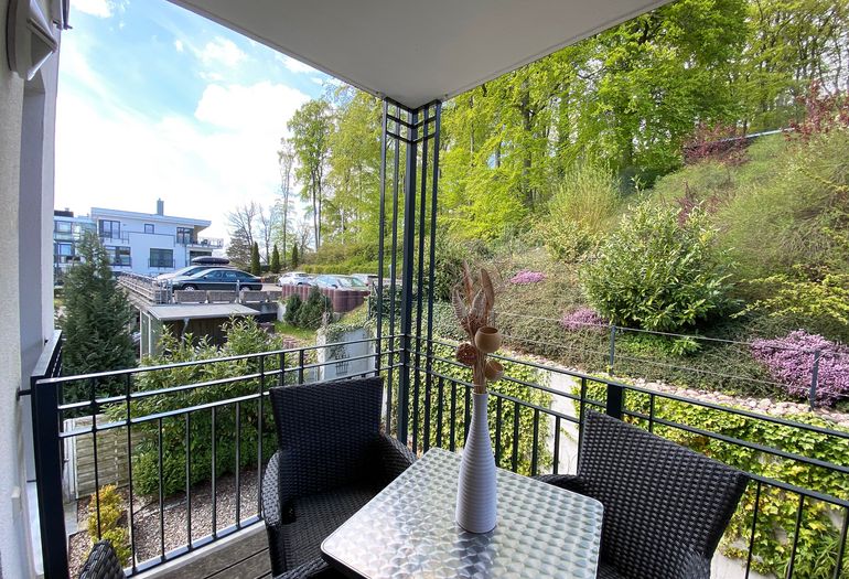 bestuhlter Balkon mit Blick ins Grüne