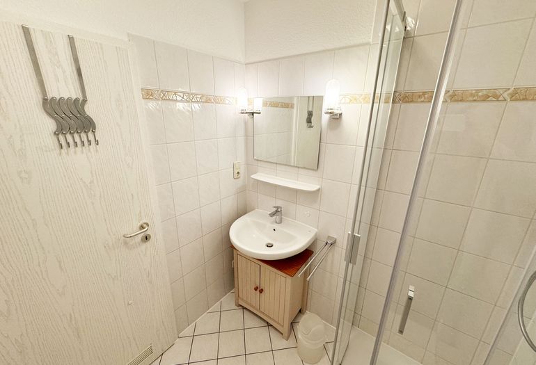 Badezimmer mit flachem Duscheinstieg