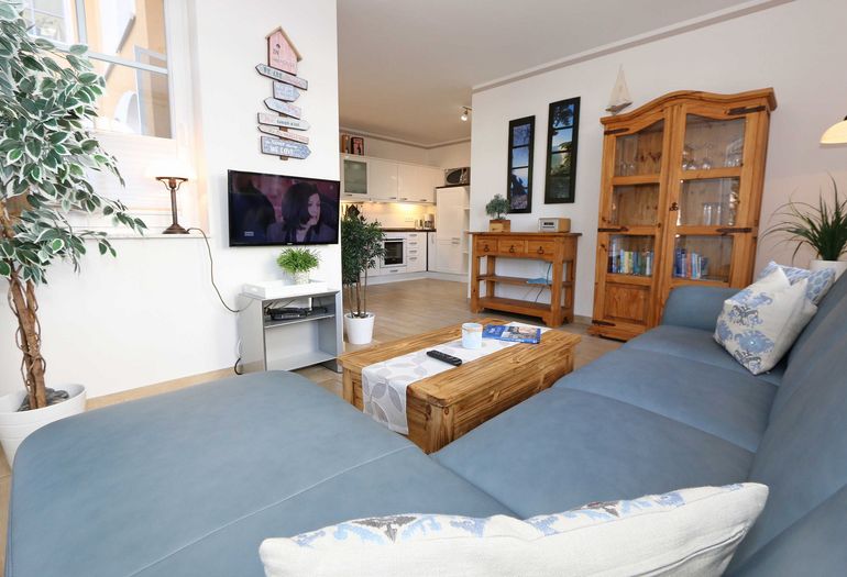 Wohnzimmer mit Tisch und TV Wohnzimmer mit Tisch und TV