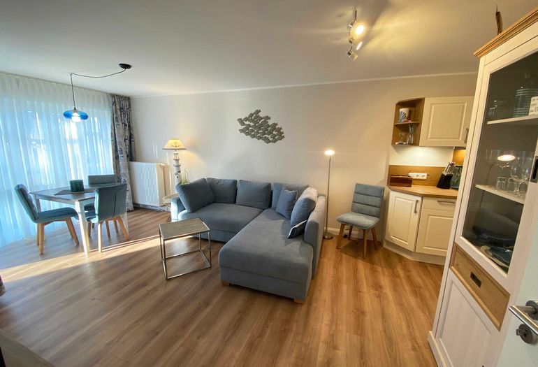 Wohnzimmer mit großer Couch und Esstisch